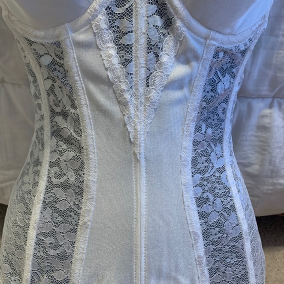 Rare Find! Merry Widow 32 A - Carnival Lace Bustier Has Underwire - Picture 3 of 7